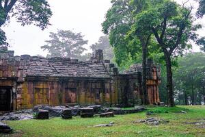 Landschaft historisch Park. das uralt Tempel Das die Geschenke Menschen ist gelegen im Thailands historisch Stadt. Welt Erbe. foto