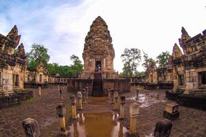 Landschaft historisch Park. das uralt Tempel Das die Geschenke Menschen ist gelegen im Thailands historisch Stadt. Welt Erbe. foto