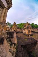 Landschaft historisch Park. das uralt Tempel Das die Geschenke Menschen ist gelegen im Thailands historisch Stadt. Welt Erbe. foto