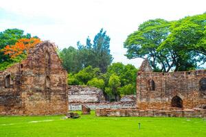 Landschaft historisch Park. das uralt Tempel Das die Geschenke Menschen ist gelegen im Thailands historisch Stadt. Welt Erbe. foto