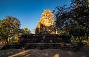 Landschaft historisch Park im Thailand. das uralt Tempel Das die Geschenke Menschen ist gelegen im Thailands historisch Stadt. Welt Erbe. foto