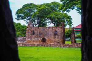 Landschaft historisch Park. das uralt Tempel Das die Geschenke Menschen ist gelegen im Thailands historisch Stadt. Welt Erbe. foto