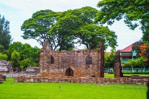 Landschaft historisch Park. das uralt Tempel Das die Geschenke Menschen ist gelegen im Thailands historisch Stadt. Welt Erbe. foto