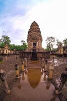 Landschaft historisch Park. das uralt Tempel Das die Geschenke Menschen ist gelegen im Thailands historisch Stadt. Welt Erbe. foto