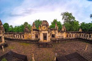 Landschaft historisch Park. das uralt Tempel Das die Geschenke Menschen ist gelegen im Thailands historisch Stadt. Welt Erbe. foto