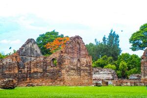 Landschaft historisch Park. das uralt Tempel Das die Geschenke Menschen ist gelegen im Thailands historisch Stadt. Welt Erbe. foto