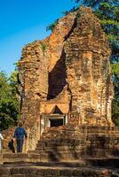 Landschaft historisch Park. das uralt Tempel Das die Geschenke Menschen ist gelegen im Thailands historisch Stadt. Welt Erbe. foto