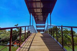 ein mit Eisenrahmen Brücke zum Fußgänger im ein Park foto