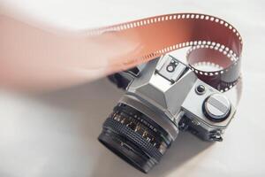 slr 35mm Jahrgang Kamera und rollen Negativ Film foto