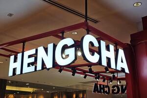 Bangkok, Thailand April 06, 2024 Heng cha unterzeichnen. es ist ein berühmt Prämie Tee Geschäft im Thailand. foto
