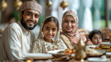 Mutter, Vater und Kind im traditionell Kleider feiern eid al Adha. das Muslim Familie versammelt zum ein festlich Abendessen. foto