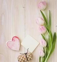 Tulpen mit Geschenkbox Papiertisch foto