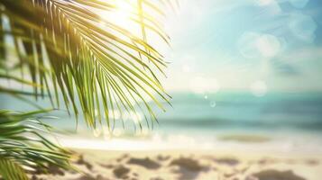 schön verschwommen Grün Palme Blatt auf ein tropisch Strand mit ein abstrakt Hintergrund von Sonne Licht Wellen. foto