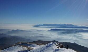 Aussicht von Abonnieren Gipfel beim das nebelig Flachland foto