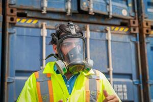 Ingenieur tragen ppe dringend unterstützt das männlich Technik Innerhalb Container wie chemisch verschütten im das Container Versand Industrie foto