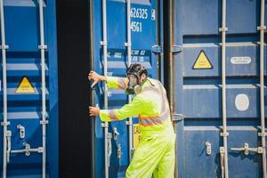 Ingenieur tragen ppe Überprüfung Innerhalb Container wie chemisch verschütten im das Container Versand Industrie foto