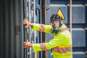 Ingenieur tragen ppe Überprüfung Innerhalb Container wie chemisch verschütten im das Container Versand Industrie foto