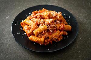 Rigatoni-Nudeln Bolognese mit Käse foto