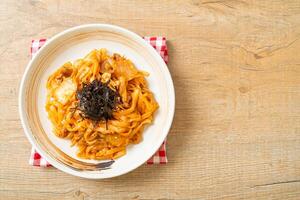 gebratene Udonnudeln mit Kimchi und Schweinefleisch foto