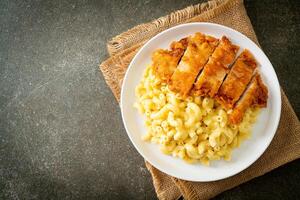 Mac und Käse mit Brathähnchen foto