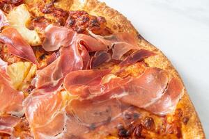 Pizza mit Prosciutto oder Parmaschinken Pizza foto