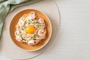 Spaghetti weiße Sahnesauce mit Garnelen und Eigelb foto