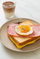 Brot gerösteter Käse überbackener Schinken und Spiegelei mit Schweinswurst foto