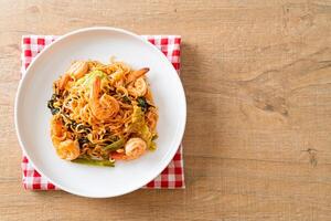 Gebratene Instant-Nudeln Sukiyaki mit Garnelen foto