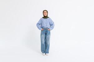 Porträt von jung schön Frau mit Hijab auf Weiß Hintergrund foto
