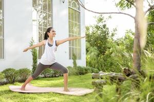 jung Frau im Sportbekleidung tun Meditation trainieren und Yoga draussen, gesund Lebensstil, mental Gesundheit Konzept. foto