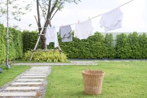 Kleider hängend Wäsche auf Waschen Linie zum Trocknen gegen Blau Himmel draussen foto