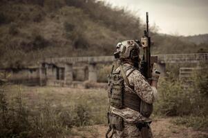 Soldaten im tarnen Uniformen Zielen mit ihr Gewehre bereit zu Feuer während Militär- Betrieb im das Wald Soldaten Ausbildung im ein Militär- Betrieb foto