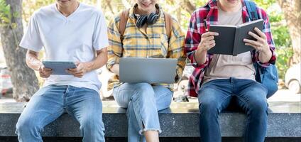 Gruppe asiatisch Schüler Treffen Mannschaft zum Arbeit Projekt. Mannschaft glücklich Studie online. lesen Buch im Hochschule Campus. Gruppe auf International Asien Universität. Ausbildung, lernen, Schule, Hochschule, Abschluss foto