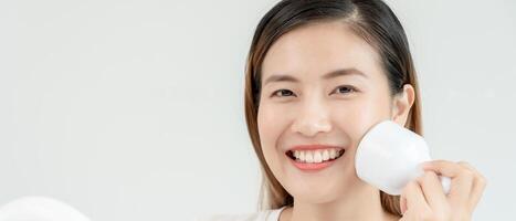 schön asiatisch Frauen verwenden Werkzeuge zu spannen ihr Poren. gesund Gesichter. Gesichts- Pflege und Behandlung. Haut Werbung. Gesicht Creme, Anti Falten, Baby Gesicht, bleichen, feuchtigkeitsspendend, Pore festziehen Serum foto