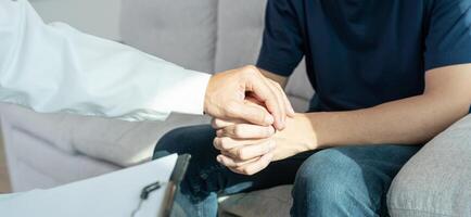 Psychiater halt Hand Unterstützung jeder während diskutieren Familie Themen. Arzt ermutigt und Empathie Frau leidet Depression. psychologisch, speichern Scheidung, Hand im Hand zusammen, Vertrauen, Pflege foto