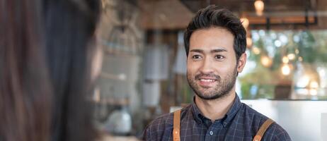 Asien Mann Inhaber glücklich Lächeln und senden bestellen zu Kunde. Garantien Sicherheit, Sauberkeit, öffnen das Kaffee Geschäft. öffnen zum Neu normal. klein Geschäft, Willkommen, Restaurant, Zuhause gemacht, Cafe foto