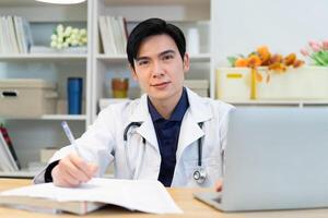 Foto von jung asiatisch männlich Arzt Arbeiten beim Büro