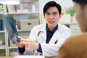Foto von jung asiatisch männlich Arzt Arbeiten beim Büro
