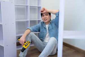 asiatisch Mann Messung und reparieren Häuser foto