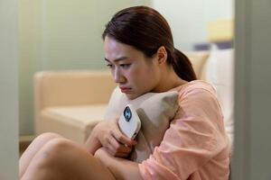 Foto von jung asiatisch Frau einsam beim Zuhause