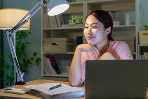 junge asiatische frau, die zu hause arbeitet foto