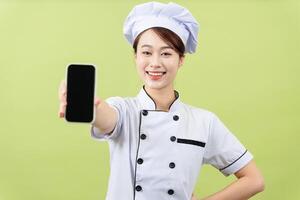 Foto von jung asiatisch weiblich Koch auf Hintergrund