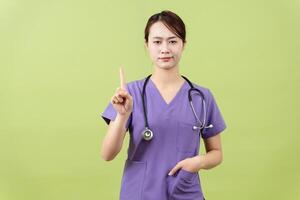 Foto von jung asiatisch weiblich Arzt auf Grün Hintergrund