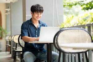 Foto von jung asiatisch Mann beim Kaffee Geschäft