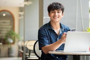 Foto von jung asiatisch Mann beim Kaffee Geschäft