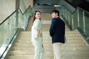 Foto von zwei jung asiatisch Geschäftsleute