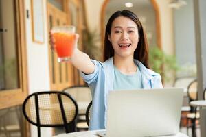 Foto von jung asiatisch Frau beim Kaffee Geschäft