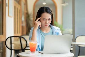 Foto von jung asiatisch Frau beim Kaffee Geschäft