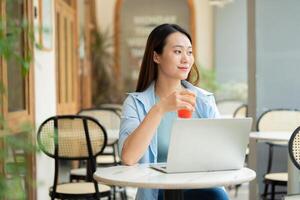 Foto von jung asiatisch Frau beim Kaffee Geschäft