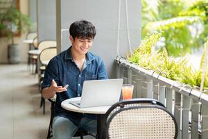 Foto von jung asiatisch Mann beim Kaffee Geschäft